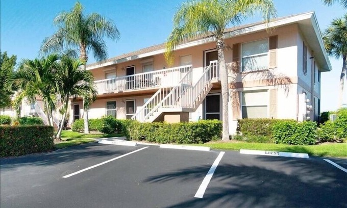 Hammock Bay House | Enjoy your stay at this cozy condo right off Marco Island at Mainsail 1035 in Naples!