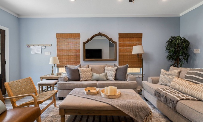 West Dallas House | Enormous Large Group Hotel with 2 Beds/Room