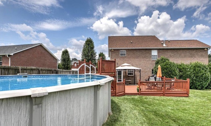 Knoxville House | Entertaining & Comfortable 3 Bedroom Home w/Outdoor Pool