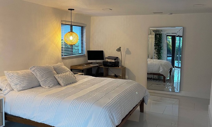 Hialeah House | Entertaining & Modern home, Champagne Spa & Gazebo