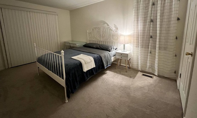 Norristown House | Entire 2 Bed 2 Bath Spacious Townhouse Condo
