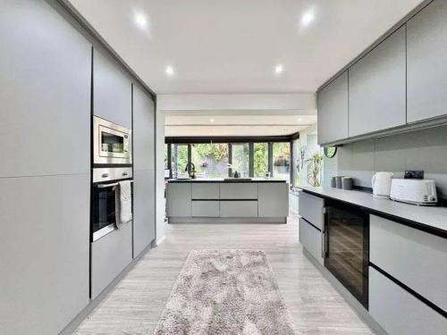 Stonnall Bed & Breakfast | Entire 3 bedroom luxury house - Quiet & Central with free parking