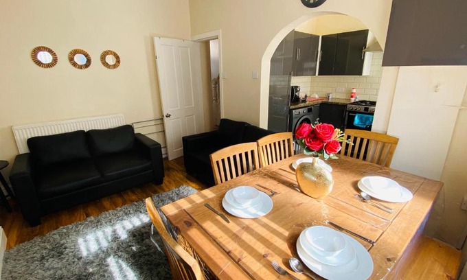 Liverpool House | Entire 4 bedroom House - EV POINT & FREE PARKING