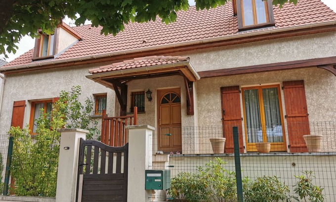 Mitry-Mory Villa | Entire 5-Bedroom Villa – 170 m² – Private Garden – Sleeps 12