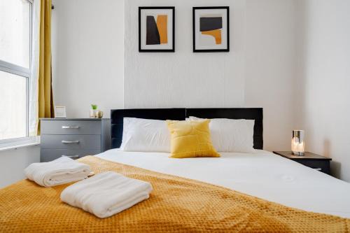 Birkenhead House | Entire 5 Bedroom home in Birkenhead-Free Parking, Group & Family-Friendly, Free Internet