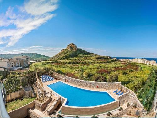 Marsalforn House | Entire Apartment I Pool Access I Walk to Beach
