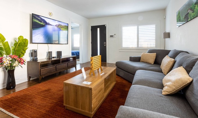 Los Angeles House | ENTIRE HOME 2 bed 1 bath!