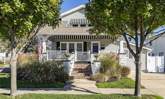 Wall House | Entire Home, 2 Blocks to Beach, Lots of amenities, beach badges & EV charger.