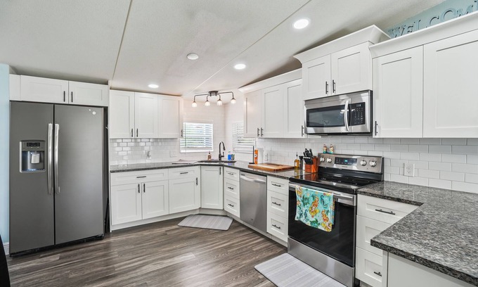 Weeki Wachee Gardens House | Entire Home on the water! 3/2