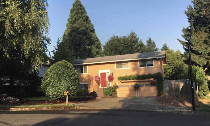 West Linn House | Entire Home West Linn Long Term Fenced Yard Eateries Shops 20 Min Dtown Portland