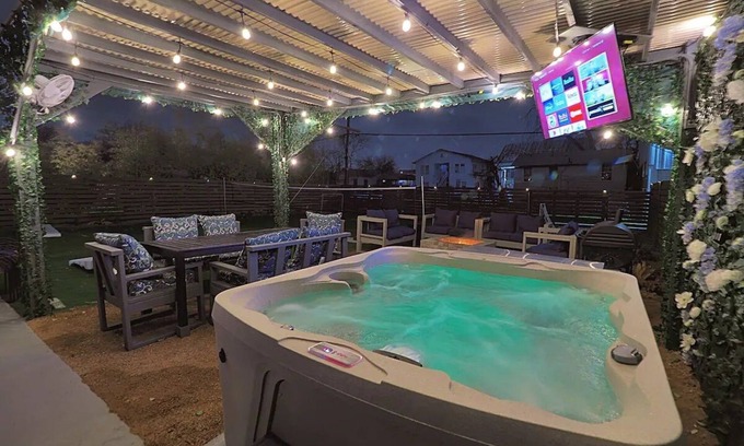 Midtown House | EPIC Backyard-Hot Tub-Near Downtown -Games-Sleeps 16-Modern Luxury