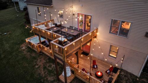 Massanutten House | Epic Family Stay - 40' Putting Green, Theater, Hot Tub, Sauna