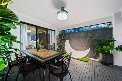 Victoria Park Apartment | Equitice Winter Moonlight Villa