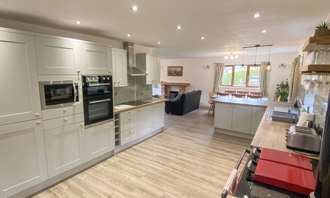 Llandrindod Wells Cottage | ERW FAIR, family friendly, with hot tub in Abbeycwmhir