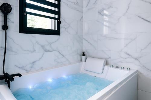 Ares House | Escapade balnéo, terrasse, parking, plage