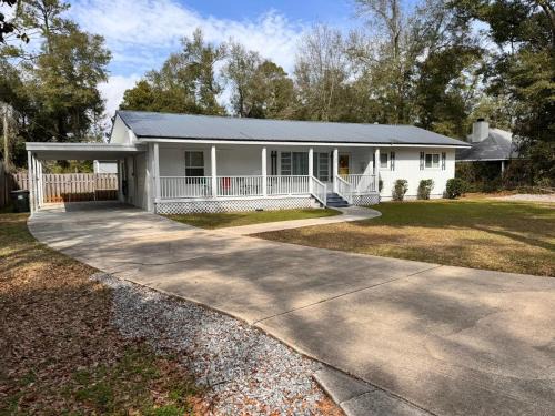Oak House | Escape On The River