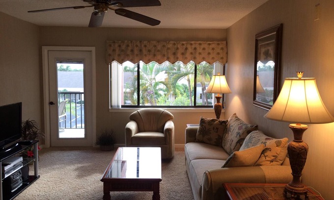 Burnt Store Marina Condo | Escape the cold and enjoy our condo and pool this winter. Book now!
