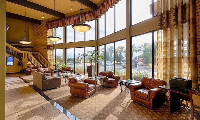 Redding Resort | Escape The Hustle and Bustle! Outdoor Pool, Close to Redding Convention Center