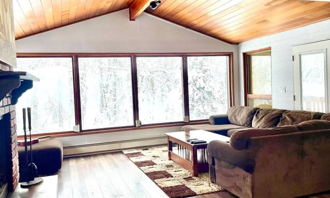 Fishhook House | Escape to a cozy Alaskan retreat near Hatcher Pass