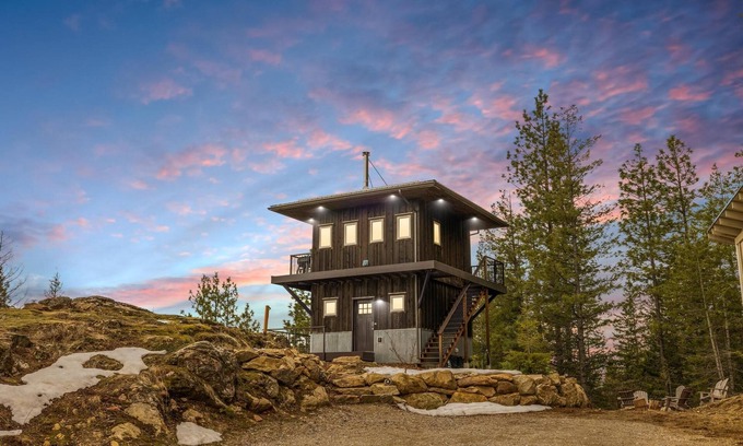 Sandpoint Apartment | Escape to Serenity: Lookout Tower with Hot Tub, near Schweitzer and Pet-Friendly
