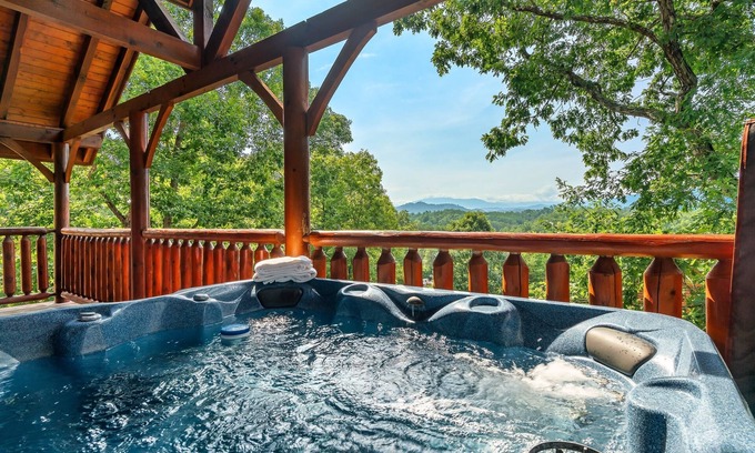 Gatlinburg - Pigeon Forge Cabin | Escape to Stunning Smoky Mountain Views & Get to the Parkway in 10 Minutes!