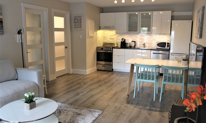 Collingwood Condo | Essence Suites Modern Condo *Collingwood *King Bed *Lake *Beach *Mountains *Spa
