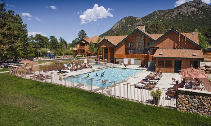 Estes Park Resort | Estes Park is a small town with lots of love!