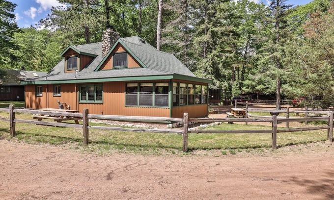 St Germain Cottage | Estrold's Cabin- Pioneer Cabin