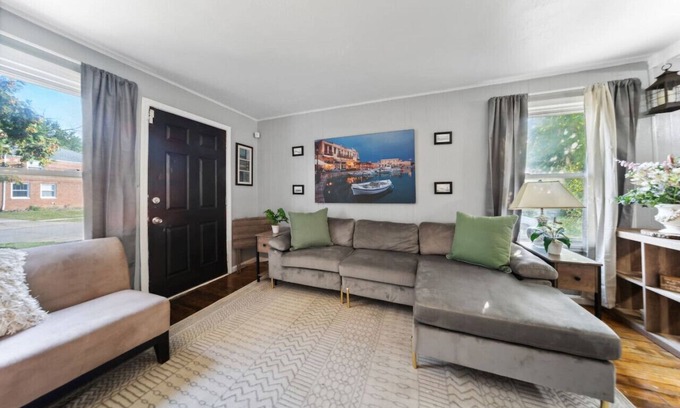 Euclid House | Euclid 3 bedroom 1 bath just 12 min to Cleveland