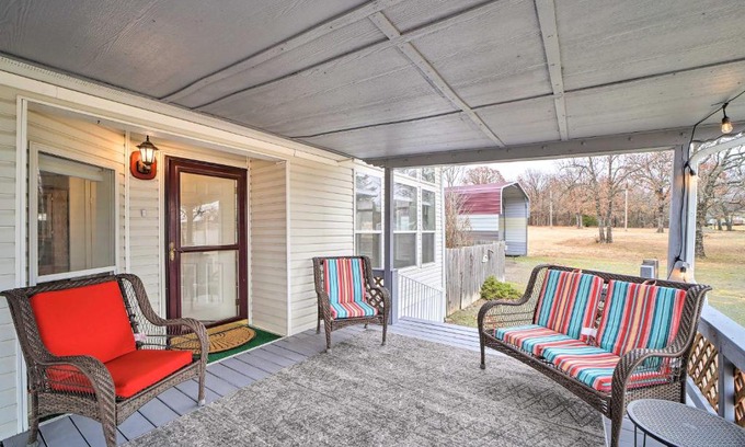 Eufaula House | Eufaula Escape with Deck - Steps to Lake!