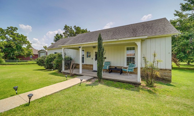 Eufaula House | Eufaula Getaway w/Patio, Walk to Beach + Marina!
