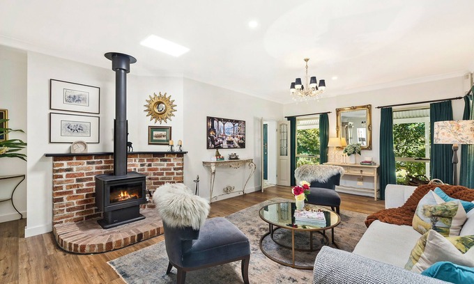 Bundanoon House | European-inspired Country Home walking distance to Bundanoon Village
