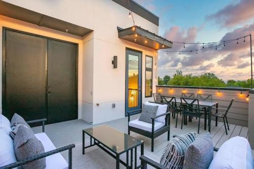 McFerrin Park House | EV Charger King Beds Garage 2 Miles to DWNTN