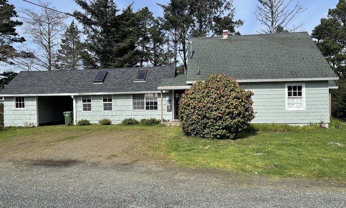 Tierra Del Mar House | Evelyn's End #148 - Classic, comfortable cabin. Pet friendly & near beach!