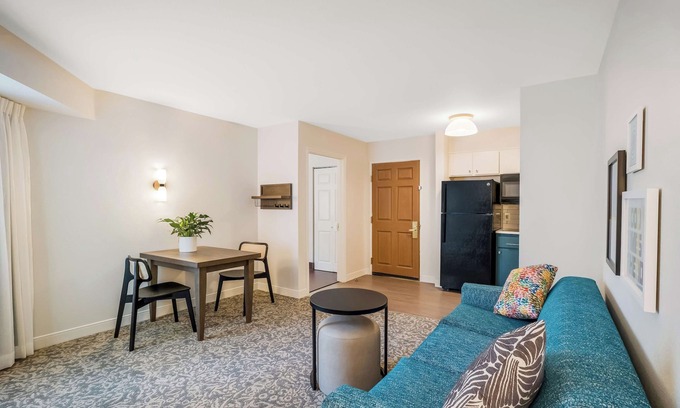 Sorrento Valley Hotel | Everything You Need For The Perfect Vacation! Heated Outdoor Pool, Pets Allowed!