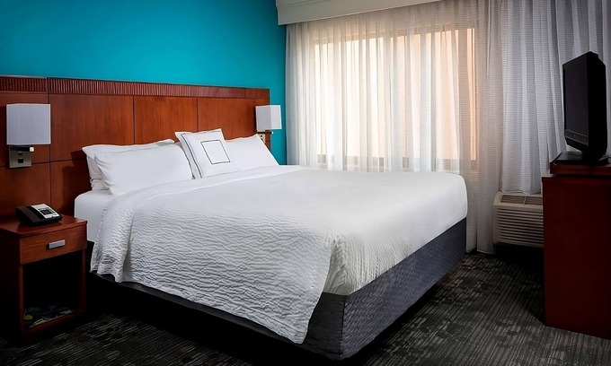 Boca Raton Hotel | Everything You Need For The Perfect Vacation! Pet-friendly, Free Parking, Pool!