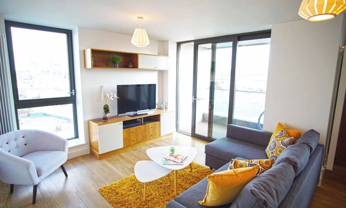 Royal Docks Apartment | Excel Centre | O2 Arena | City Airport w/Parking