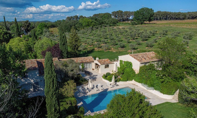 Aix-en-Provence Villa | Exceptional villa with swimming pool - Direct access on foot to Château de la Gaude