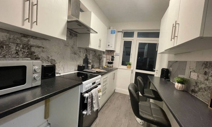 Luton House | Exclusive Ensuite Escape near the Mall