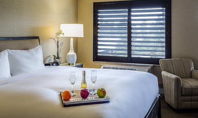Cupertino Hotel | Executive King Bed at Cupertino Hotel, Free Breakfast, Parking, Onsite Pool
