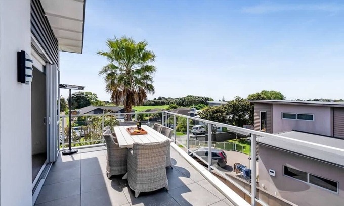 Bell Block House | Executive On Parkview - 3BR modern family home