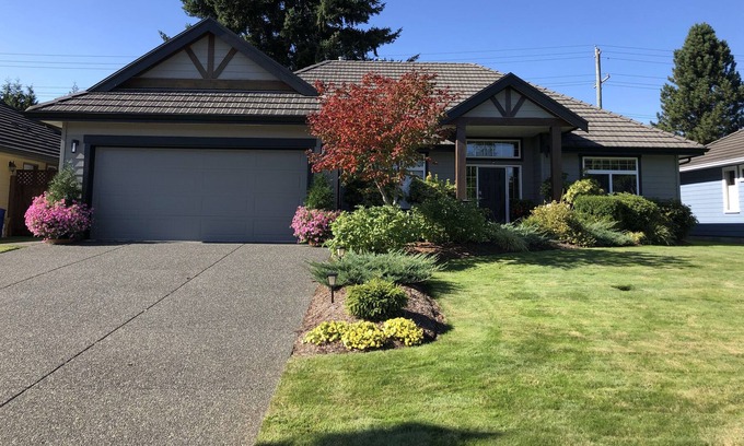 Courtenay House | Executive rancher in Crown Isle available for seasonal rental