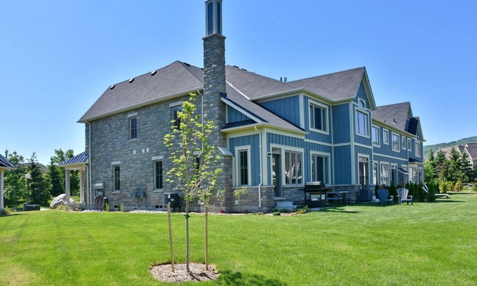 The Blue Mountains House | Executive Snowbridge 4 Bedroom Townhome Located in Resort Zone with Pool/Shuttle