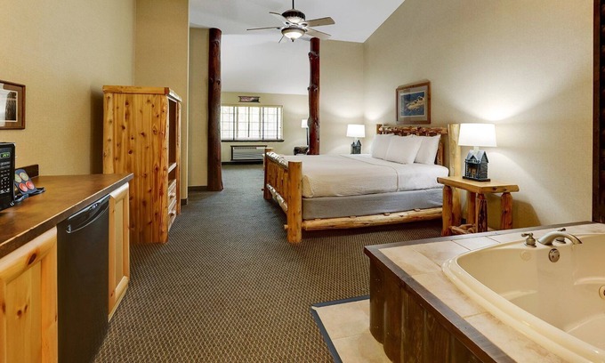 Johnston Hotel | Expanded King w/Whirlpool Cottage, Stoney Creek Des Moines, Near I-35
