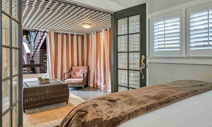 Calistoga Hotel | Expansive 2-Room King Suite, Walk to Downtown Calistoga