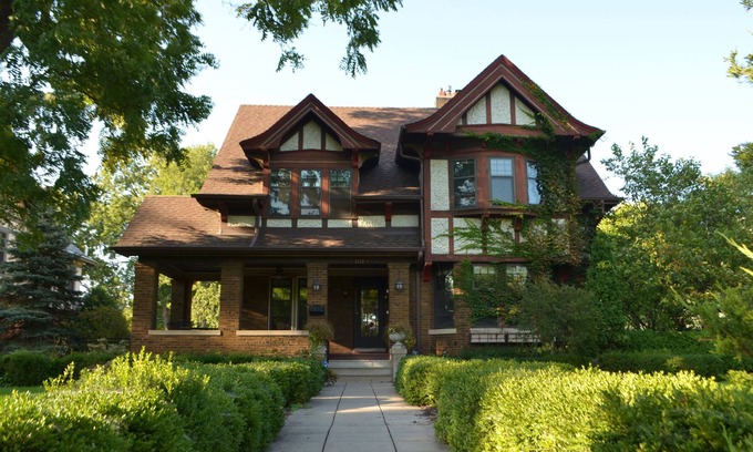 Merriam Park House | Expansive 6 bedroom 3.5 bath mansion on historic Summit Avenue