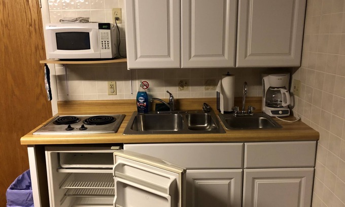 Canistota Apartment | Experience an American Village🍻In a Unique Retreat!