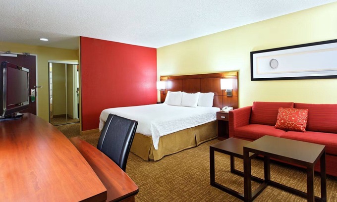 Brookhollow Hotel | Experience Comfort in Budget-friendly Unit Close to NRG Stadium | Free Parking