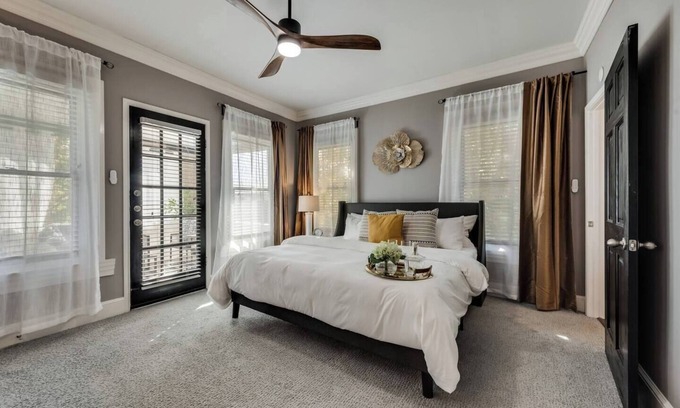 Peak's Suburban Addition Condo | Experience Dallas charm in our elegantly appointed 1-bedroom retreat, perfectly located in the historic Swiss Avenue neighborhood. This spacious condo boasts high ceilings, hardwood floors, marble finishes, and a king-size bed, washer dryer