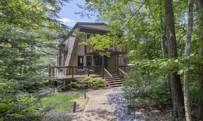 Basye House | Experience nature in your cozy retreat near Shenandoah Valley and Bryce Resort